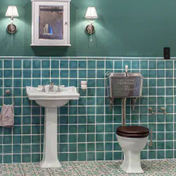 1920 Vintage Badezimmerfliesen: Ein zeitloser Charme