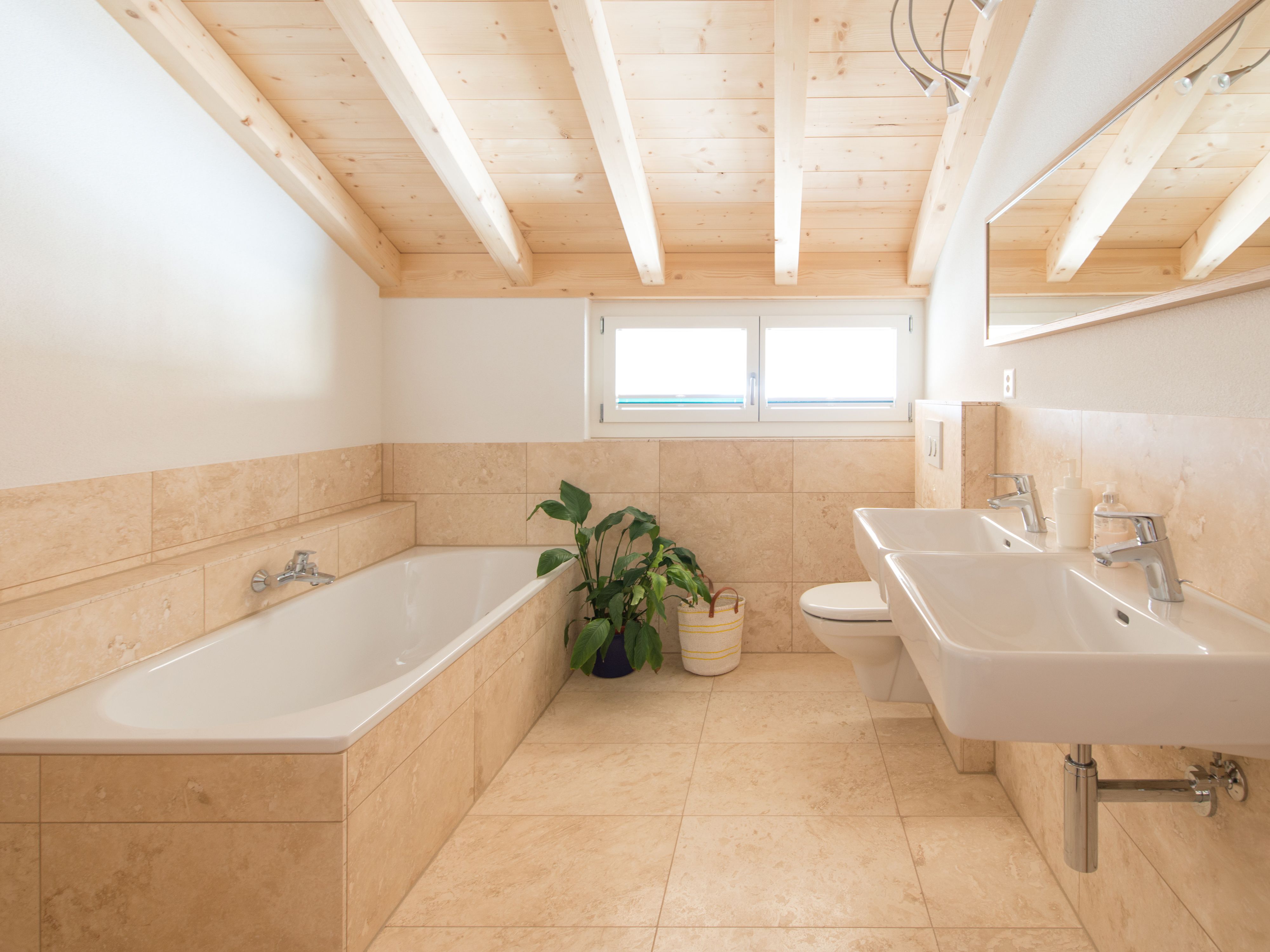 img/badezimmer-fliesen-ideen-travertin.jpg